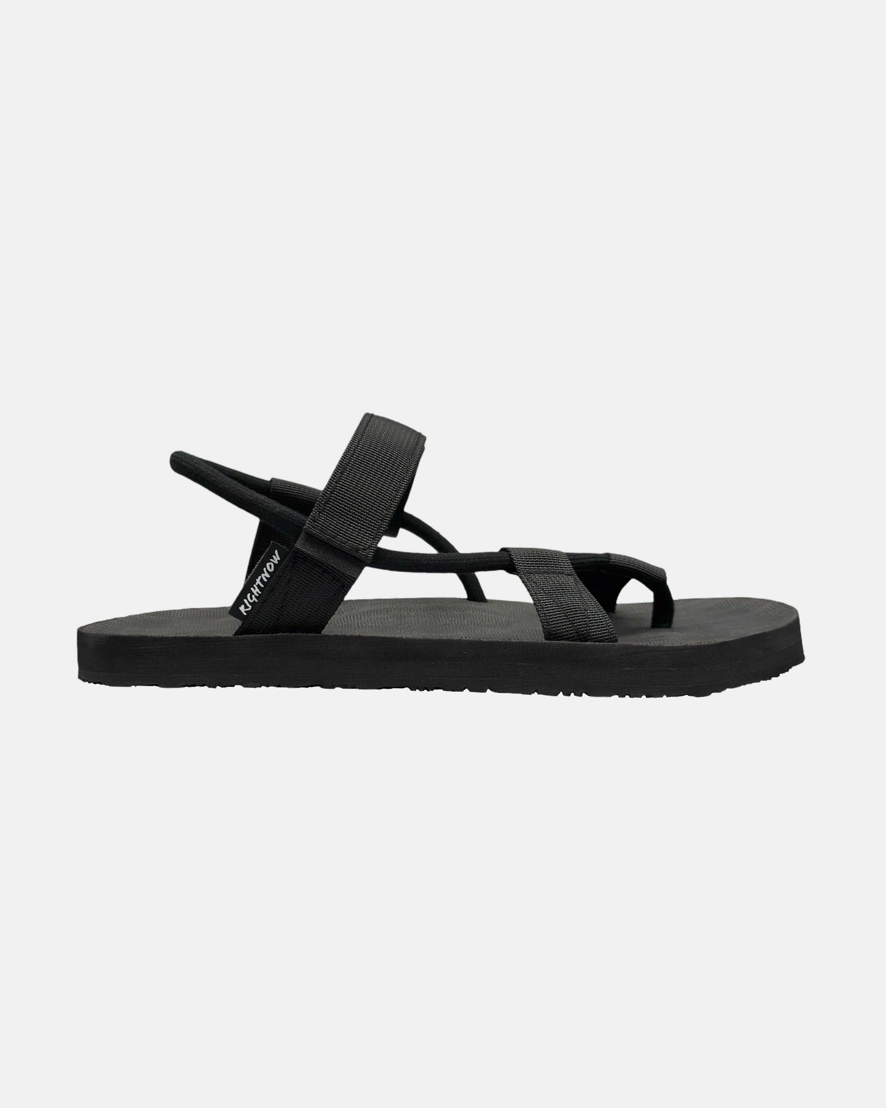 Men's matt black rubber Roman sandal seen from the right side, with Rottan-like adjustable strap on the ankle.