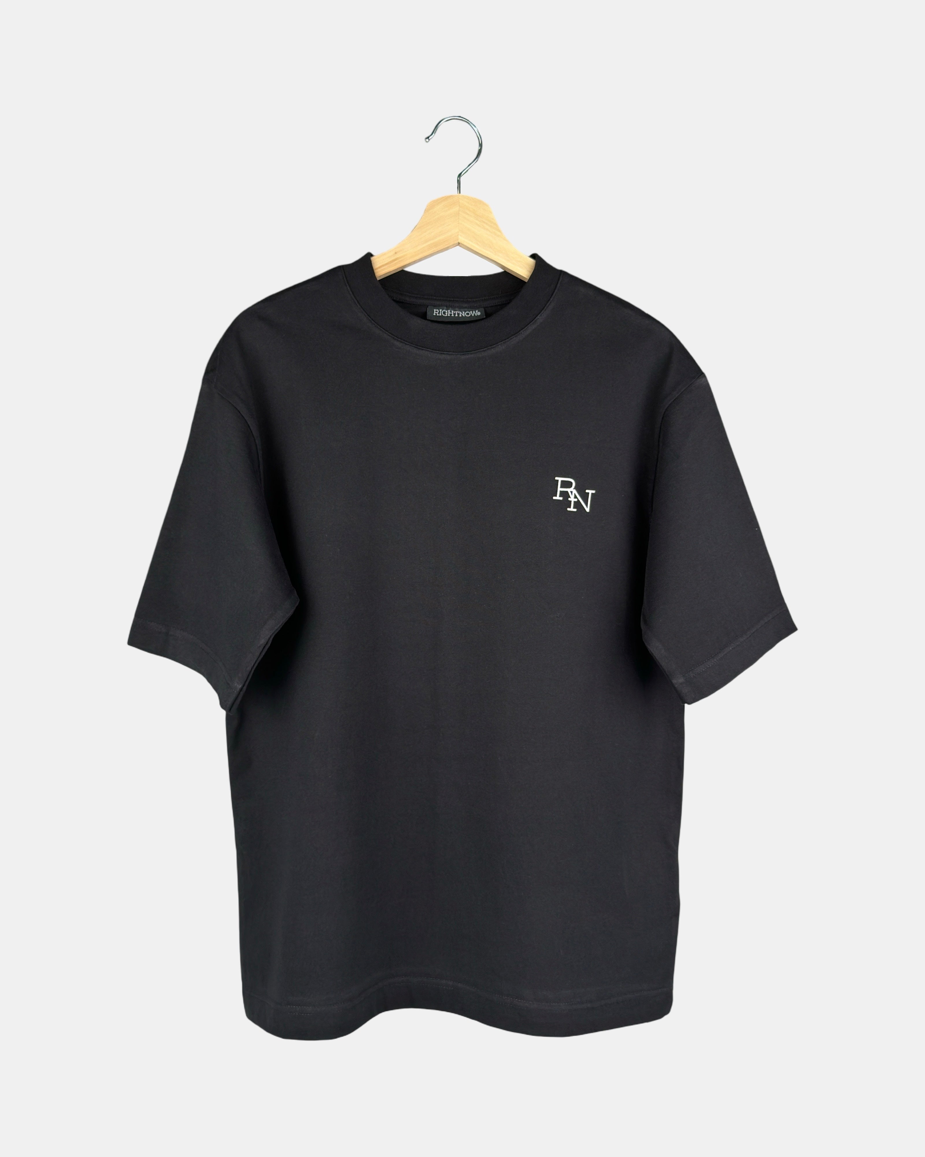 Unisex Moment oversized t-shirt in premium cotton with a matt black design and an RN logo printed on the chest, below the butterfly-knitted crewneck collar.